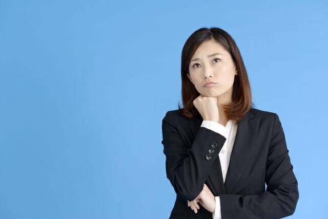 悩む若い女性