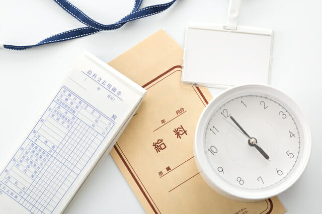 給与袋と時計の写真